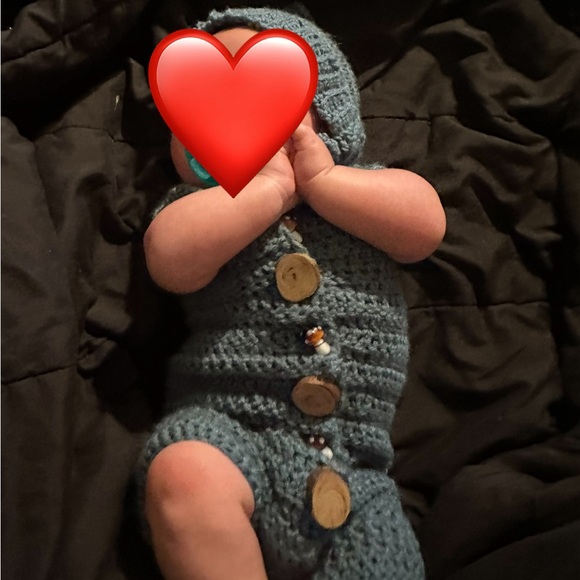 Hand crochet baby outfit - Picture 3 of 4